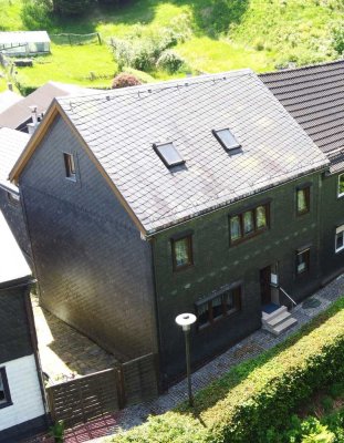 gemütliches Einfamilienhaus in idyllischer Lage mit großem Garten & Garagen zu verkaufen