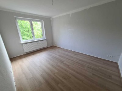 Zentral! Schön! Modernisiert! 2,5 Raum-Wohnung mit weißem Bad in zentraler Lage!