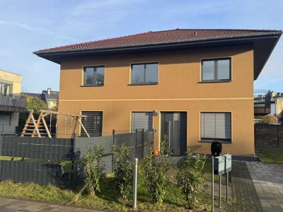 Luxuriöse 4 Raumwohnung mit traumhaften Garten in einer Villa
