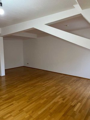 Wohnen im Zentrum von Fulda! Gut geschnittene, geräumige 1-Zimmer-Dachgeschosswohnung zu vermieten