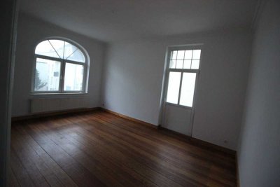 Großzügige, renovierte 5 Zimmer-Wohnung mit Einbauküche, 2 Bäder und Balkon zu mieten!