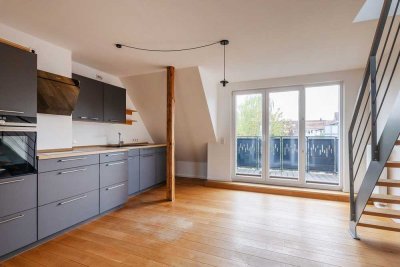 Wohnen mit Charakter: Altbau-Maisonette, offene Küche & SW-Balkon im Dachgeschoss