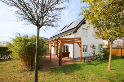 Modern ausgestattetes Einfamilienhaus mit schönem Außenbereich und PV-Anlage im Lindenberg!