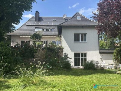 Grün wohnen. Stadtnah leben.
Begehrtes Grundstück mit Zweifamilienhaus in Speyer Süd.
