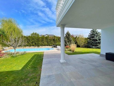 Leben wie im Resort: Villa in Fontana mit 6 Zimmern, Garten, Balkon &amp; exklusivem Flair