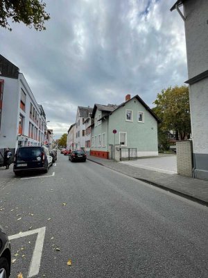 FIRMENUNTERKUNFT mit 7 Zimmern und EBK in Frankfurt:WG GEEIGNETPFLEGEDIENST;REINIGUNGSFIRMA;BAUFIRMA