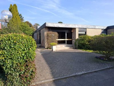 Großer Bungalow auf Traumgrundstück / Nutzung als 2 Parteienhaus möglich