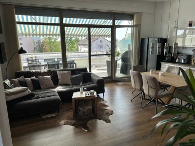 Geschmackvolle, vollst. renovierte 3,5-Zimmer-Penthouse-Wohnung mit lux. Innenausstattung mit EBK