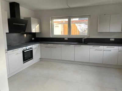 Neubau barrierefreie 3,5 Zimmer Wohnung, Terasse, TG und Küche in Neuenstadt am Kocher
