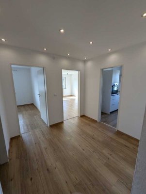 Modernisierte helle 3-Zimmer-Wohnung mit großem Westbalkon & beste B12-Anbindung in Kaufbeuren-Neuga