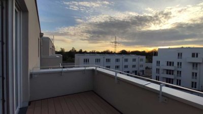 SONNIGE 2 Zi DACHGESCHOSS-Wohnung, EINBAUKÜCHE + INNENHOF