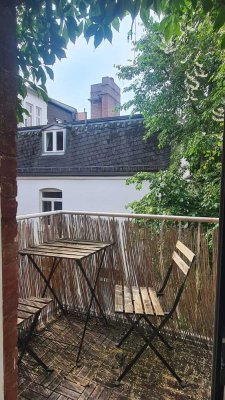 Altbaucharme mitten in Wiesbaden! Großzügig + hell diese 2 Zimmer Wohnung + Wohnküche + Balkon