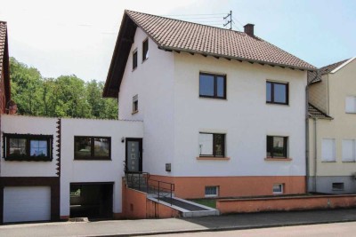 Viel Platz: Großes Reiheneckhaus mit Renovierungsbedarf samt schönem Garten