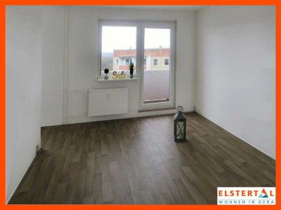 Ideale Singlewohnung! Neuer Bodenbelag // Bad mit Wanne // Balkon mit super Ausblick!