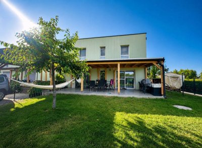 Exklusives Niedrigenergie-Reihenhaus mit Top Ausstattung, großem Garten, PV-Anlage mit Speicher, Wallbox und 2 Carport-Stellplätzen