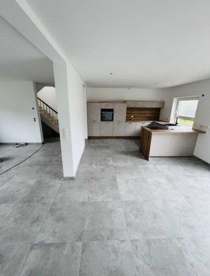 Erstbezug nach Sanierung: Günstige 4-Zimmer-Einfamilienhaus mit geh. Innenausstattung und EBK