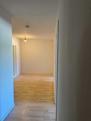Lichtdurchflutete und großzügige 3,5-Zimmer Wohnung mit Garten in der Griegstraße 11