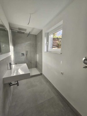 **WUNDERSCHÖNE SANIERTE 2 ZIMMERWOHNUNG MIT GROßEM GARTENANTEIL und Neuwertiger Küche**