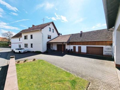 Familienfreundliches 2-Familienhaus mit 3 Garagen, großer Halle und sonnigem Garten