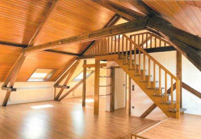 Gemütliche 2,5-Zimmer-Dachgeschoss-Wohnung mit Garten in praktischer Zentrumslage