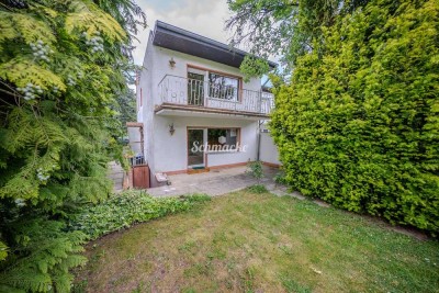 Schöne Doppelhaushälfte mit Terrasse, Balkon und Garten in ruhiger Lage