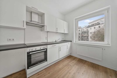 Neu sanierter 3 Zi. Altbau - gr. Balkon- hohe Decken-Holzdielen- Energiewert B - Provisionsfrei!