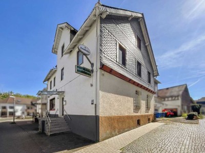 Mehrfamilienhaus mit verpachtetem Ladenlokal in Dietzhölztal