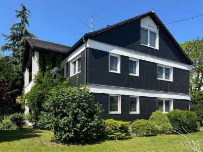 Außergewöhnliches Zweifamilienhaus in ruhiger Lage mit großem Potenzial!