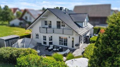Wohnglück am Feldrand – Stilvolles Einfamilienhaus mit Wellnessbereich, Garten & Doppelgarage