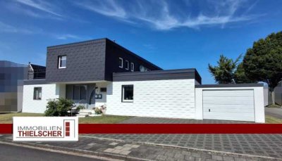 Gepflegtes Zweifamilienhaus mit kleiner Einliegerwohnung, 4 Garagen und Garten in Baesweiler