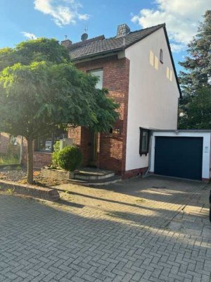 Schönes Einfamilinhaus mit großem Garten und Garage