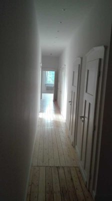 Altbau am Wedekindplatz mit mega Balkon & Einbauküchenzeile, ideal zu zweit
