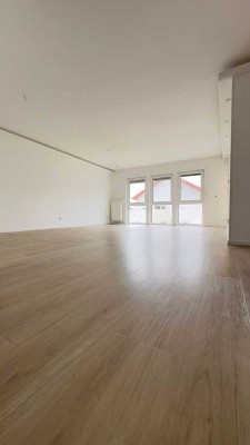 Geschmackvolle, modernisierte 4-Raum-Wohnung mit lux. Innenausstattung mit Balkon und EBK