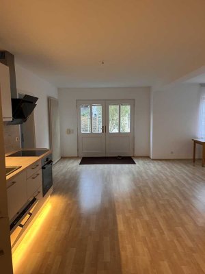 Helle Einliegerwohnung mit separatem Eingang – Erstbezug nach Renovierung