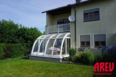 Vollunterkellertes Wohnhaus mit Wintergarten und Garagen in Stadtrandlage