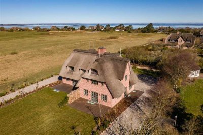 Innovativer und einzigartiger Neubau-Hausteil in Wattenmeernähe unter Reet (Provisionsfrei)