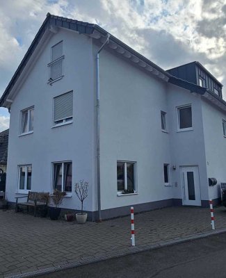 Schöne Maisonette-Wohnung 5 Zimmer mit Balkon