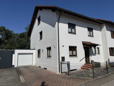 Platz für die ganze Familie! Traumhafte Doppelhaushälfte mit Blick ins Grüne