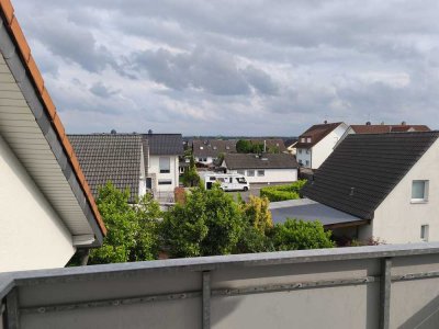 Freundliche und gepflegte 2-Zimmer-Dachgeschosswohnung mit Balkon und EBK in Münster - Hessen
