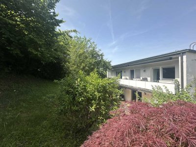 Juwel am Geigersberg: Stilvolles Refugium mit unverbaubarem Turmbergblick & Souterrain-Studio