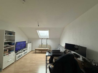 Studenten aufgepasst ! Wohngemeinschaft, renovierte 3 Zimmerwohnung mit neuer Einbauküche !