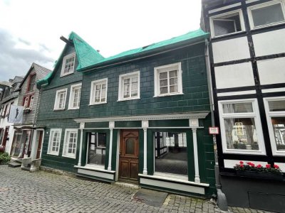 Sanierungsbedürftiges, denkmalgeschützes Wohnhaus mit kleiner Gewerbeeinheit