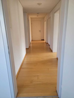 Helle 3,5 / 4 - Zimmer Wohnung mit Dachterrasse, Küche und Garage in Teningen