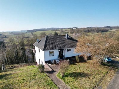 Charmantes Einfamilienhaus mit Einliegerwohnung, großem Grundstück und zusätzlichem Feld – in Geiß-N