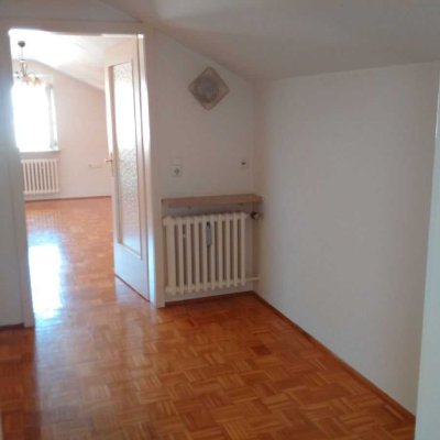 Gemütliche 1 Zi. DG Wohnung mit Parkettböden, Einbauküche, WM-Anschluss im Badezimmer