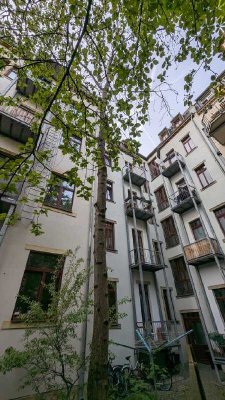 Altbau mit Balkon //  freistehend & renoviert! Interessante 2,5-Zi.-Whg. in guter Innenstadtlage