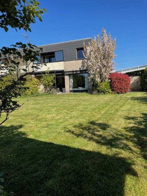 Besondere Gelegenheit: Attraktives Einfamilienhaus toller Garten, Terrassen, Garage, sehr guter Lage