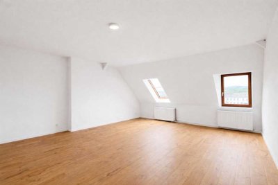 renovierte 4-Zimmer-Dachgeschosswohnung mit neuer Einbauküche