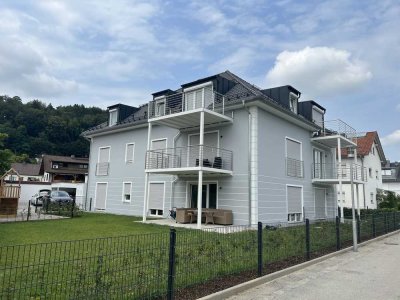 Burghausen: *Villa Nova* Neuwertige 2-Zi. Dachgeschosswohnung mit Einbauküche und Garage