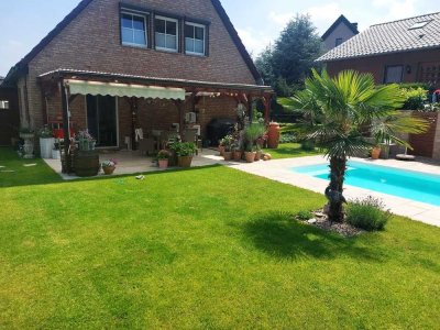 EFH mit Einliegerwohnung und Außenpool mit großem Garten in Königswinter-Thomasberg